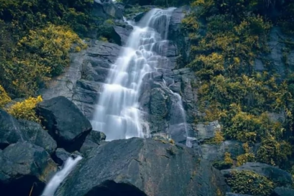 Trekking thác Siu Puông đẹp mê mẩn ở Kon Tum